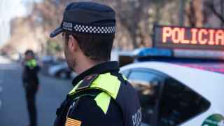 Intentan huir en patinete tras robar un reloj de 50.000 euros a un turista en Barcelona: dos detenidos