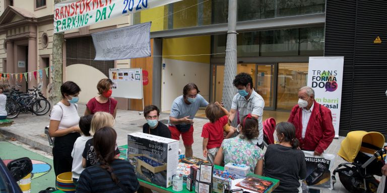 Actividad organizada en una plaza de aparcamiento durante el 'Park(ing)Day' de 2021 / AJ BCN