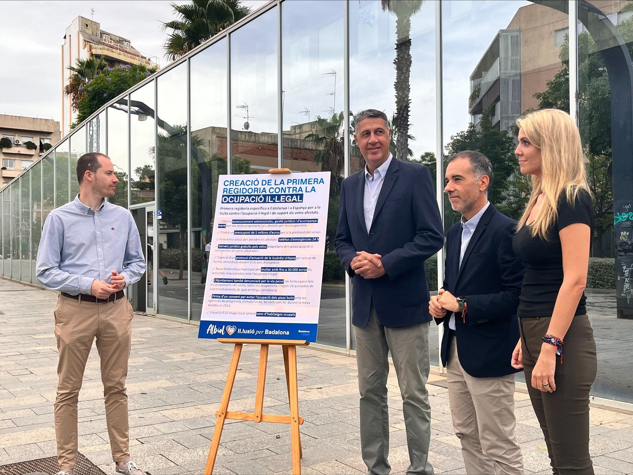 Xavier García Albiol con sus concejales Juan Fernández, Daniel Gracia y Cristina Agüera en la rueda de prensa de presentación de la concejalía de 'okupación' / METRÓPOLI - AV