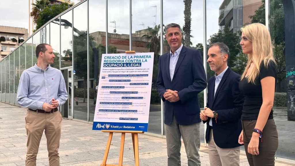 Xavier García Albiol con sus concejales Juan Fernández, Daniel Gracia y Cristina Agüera en la rueda de prensa de presentación de la concejalía de 'okupación' / METRÓPOLI - AV