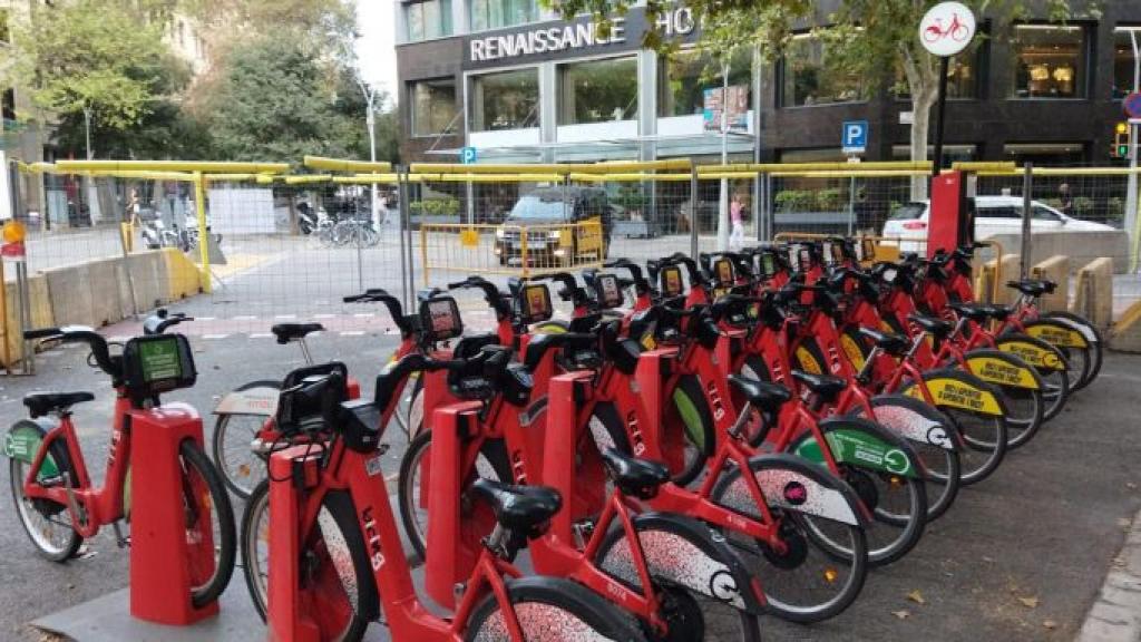 Bicis del Bicing con publicidad en una estación del Eixample / METRÓPOLI - JORDI SUBIRANA