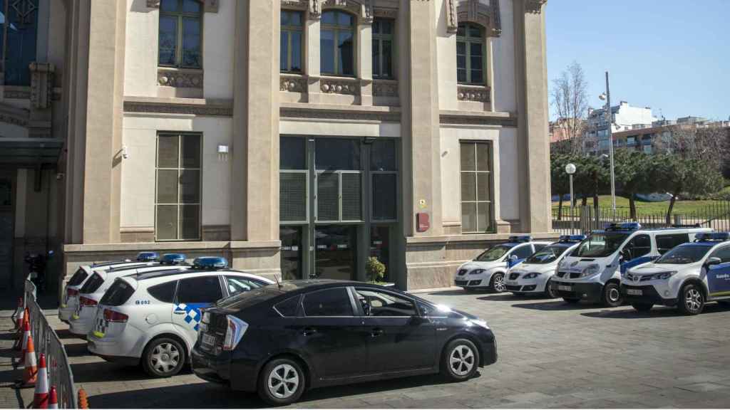 Edificio de la comisaría de la Guardia Urbana del Eixample / METRÓPOLI