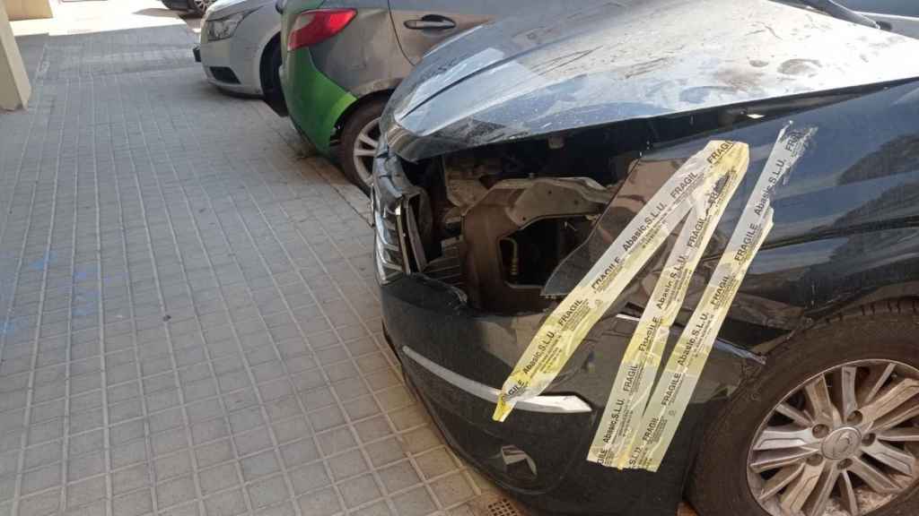 Algunos coches destrozados esperando fuera de uno de los talleres ilegales en Badalona / CEDIDA