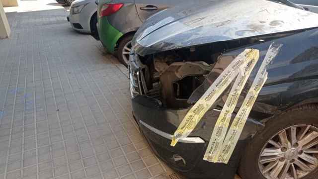 Algunos coches destrozados esperando fuera de uno de los talleres ilegales en Badalona / CEDIDA