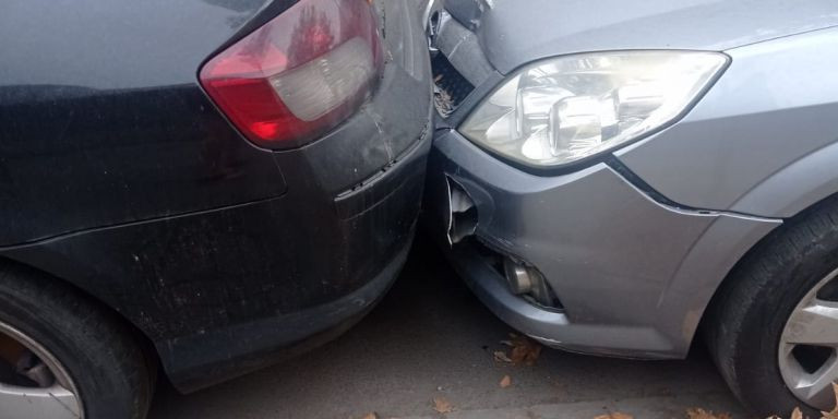 Dos de los coches que esperan fuera de un taller ilegal en Badalona / CEDIDA