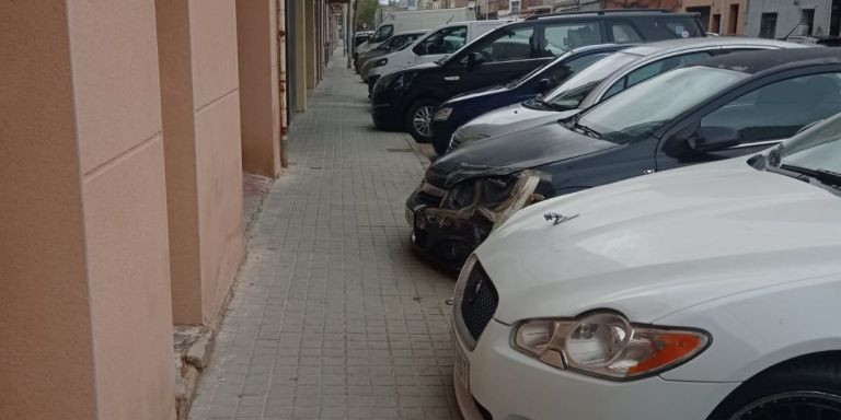 Hilera de coches fuera de uno de los talleres ilegales en Badalona / CEDIDA