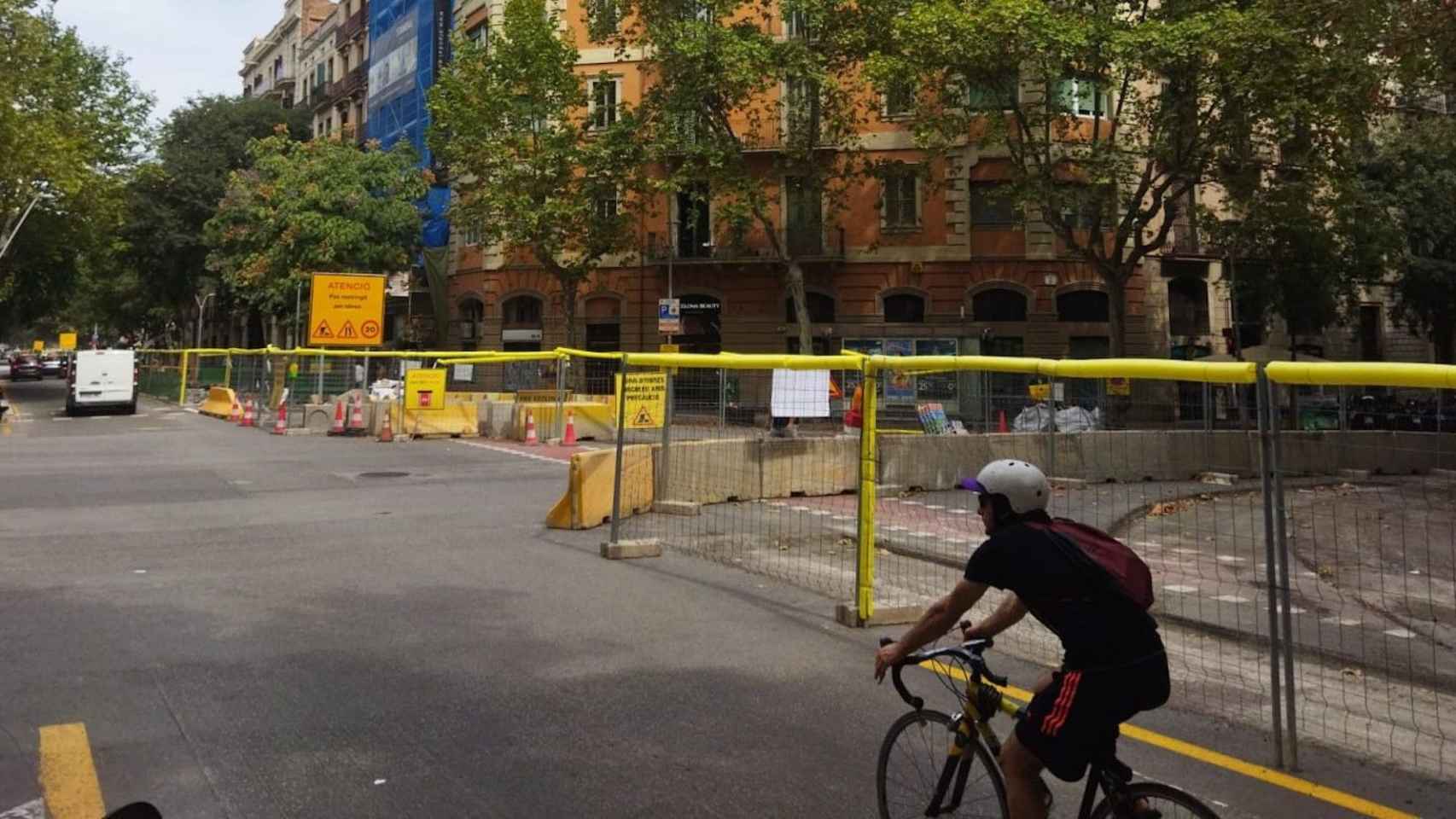 Un ciclista pasa por Consell de Cent, una calle de la 'superilla' del Eixample que impulsa Colau, en obras / METRÓPOLI - JORDI SUBIRANA