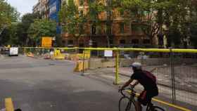 Un ciclista pasa por Consell de Cent, una calle de la 'superilla' del Eixample que impulsa Colau, en obras / METRÓPOLI - JORDI SUBIRANA