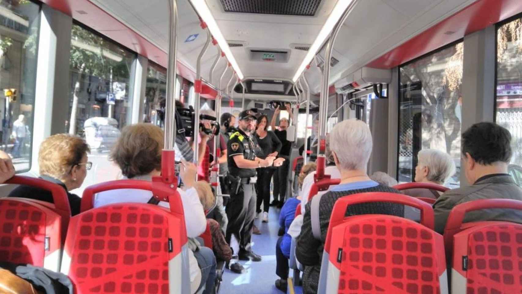 Agente de la Guardia Urbana en un bus de TMB / AJ BCN