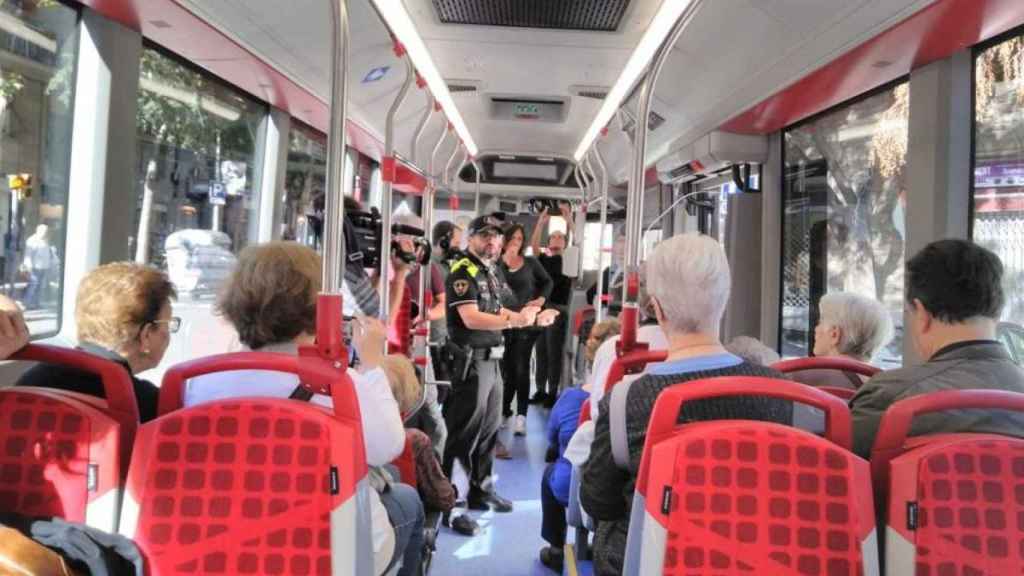 Agente de la Guardia Urbana en un bus de TMB / AJ BCN