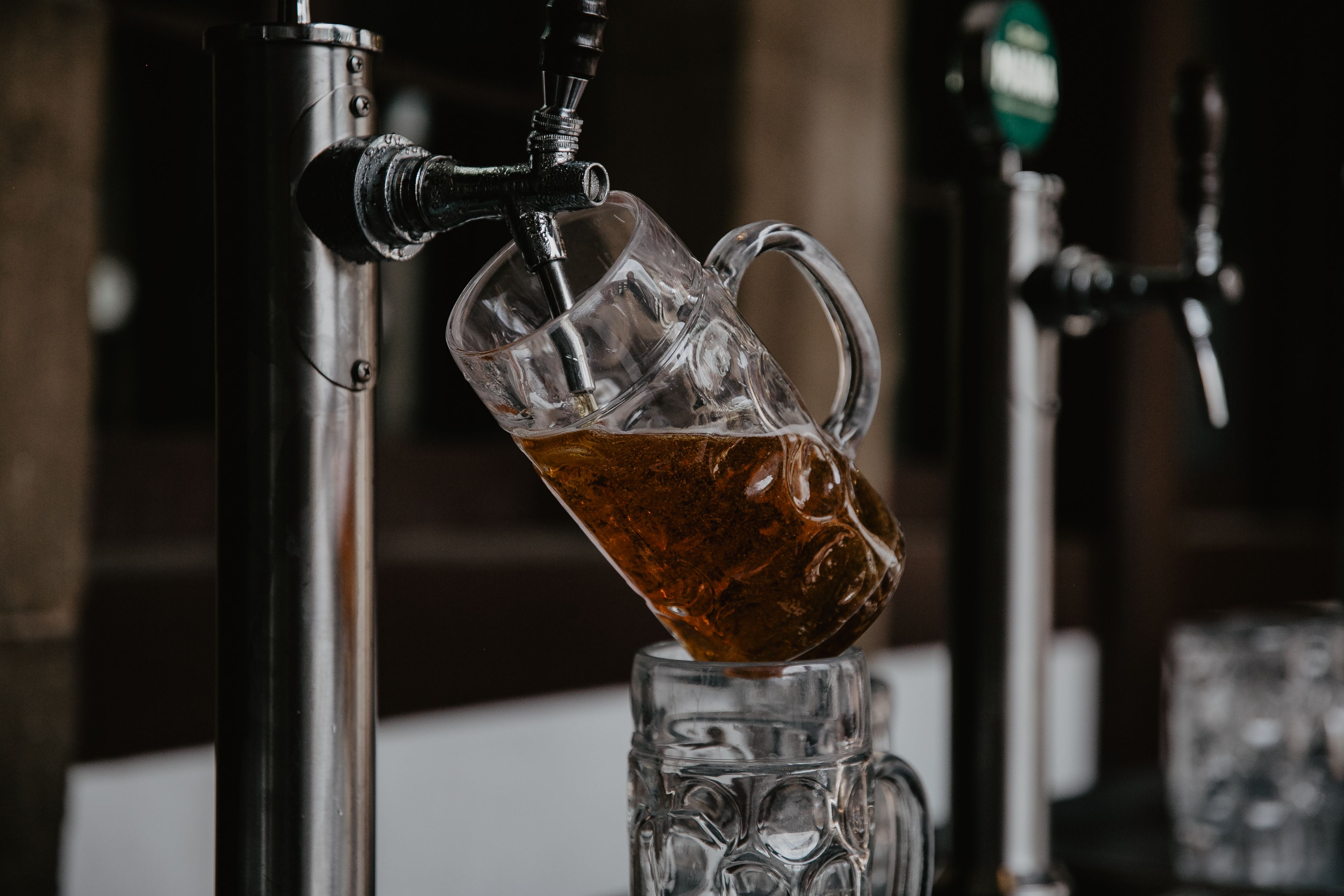 Sirviendo una cerveza en una pasada edición del Biergarten / BIERGARTEN