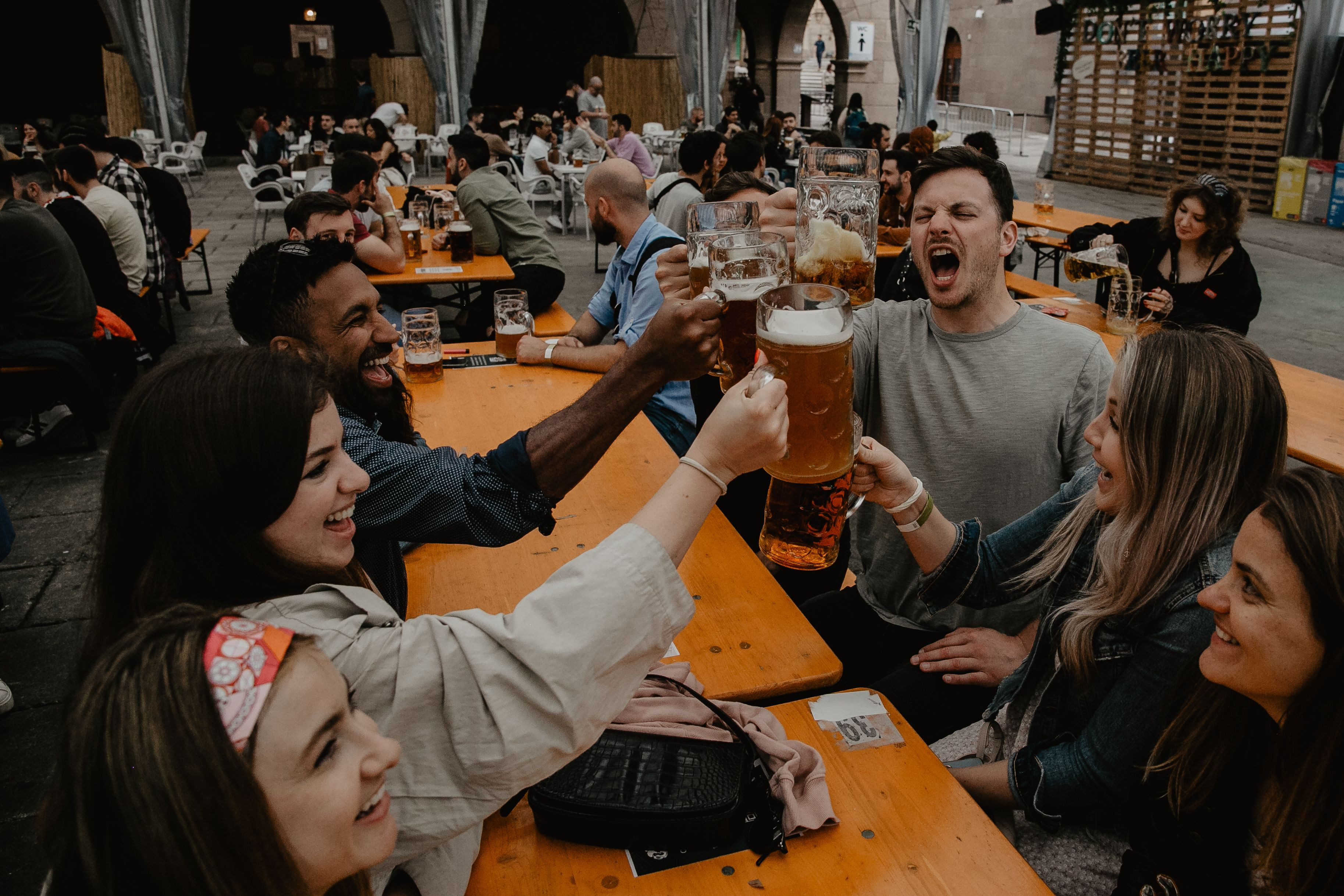 Personas brindando en una pasada edición del Biergarten / BIERGARTEN