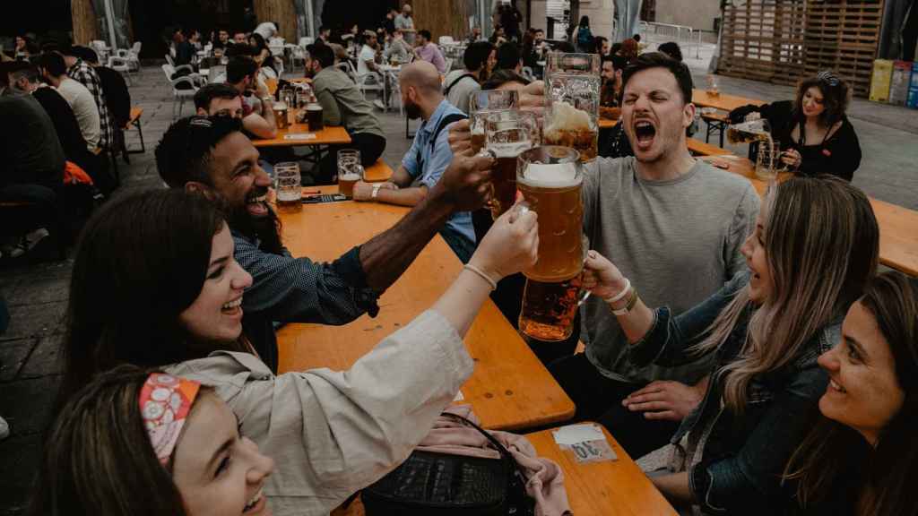 Personas brindando en una pasada edición del Biergarten / BIERGARTEN