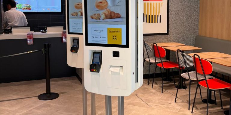 Interior del nuevo McDonald's de Barcelona / MCDONALD'S