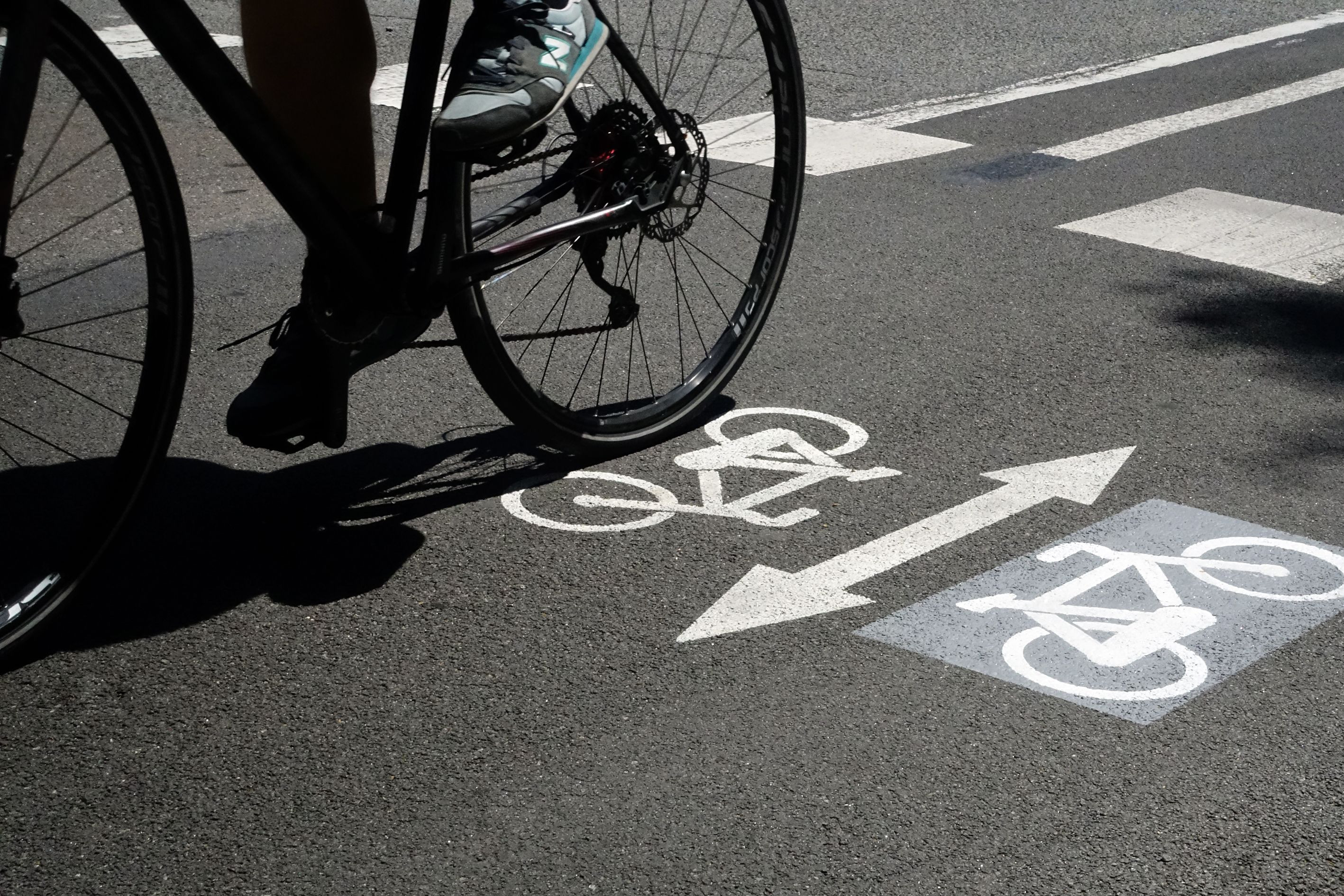 Ciclista en un carril bici de Barcelona / AJ BCN