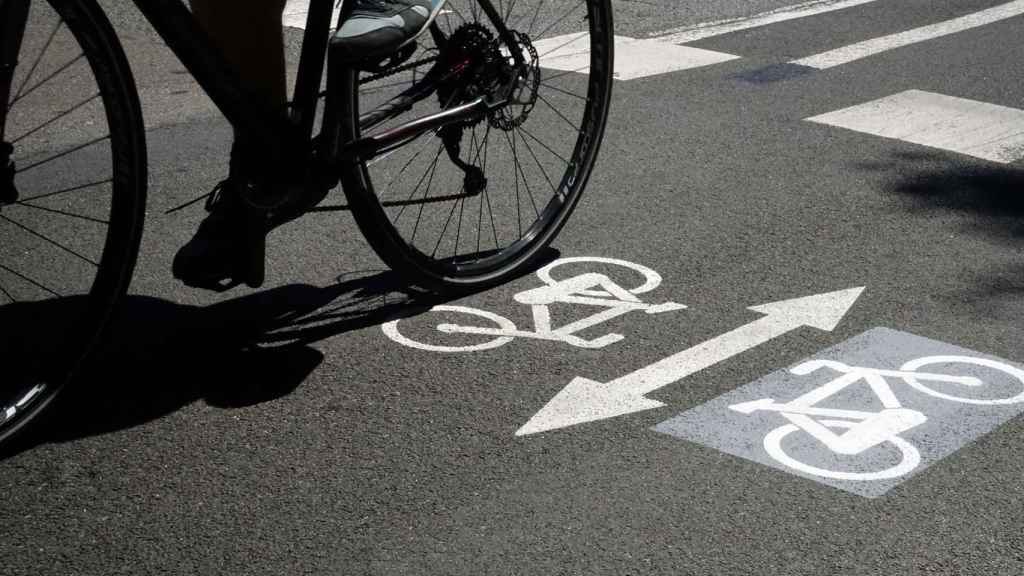 Ciclista en un carril bici de Barcelona / AJ BCN