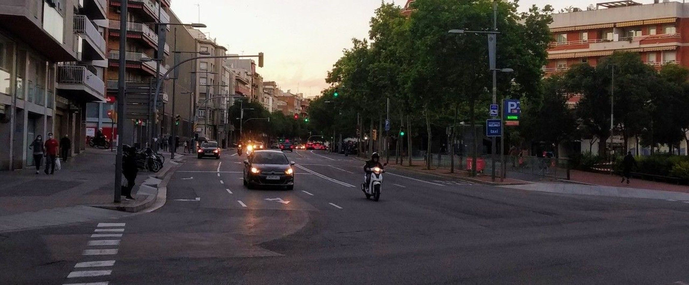 Tráfico en el paseo de Maragall / METRÓPOLI - JORDI SUBIRANA