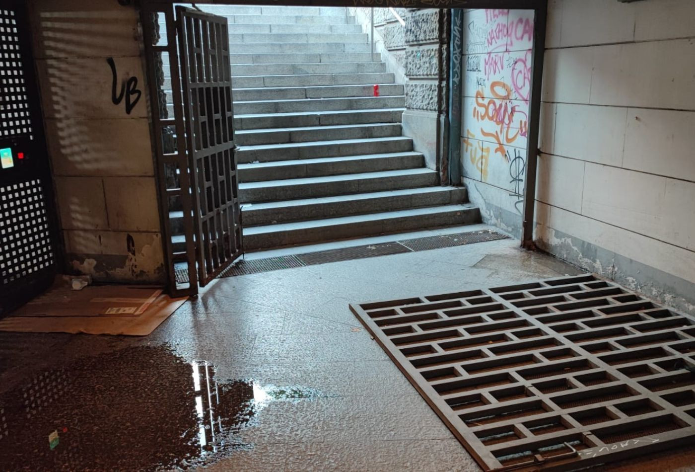 La puerta de hierro que ha caído sobre una empleada del metro en la estación de plaza Catalunya / CEDIDA