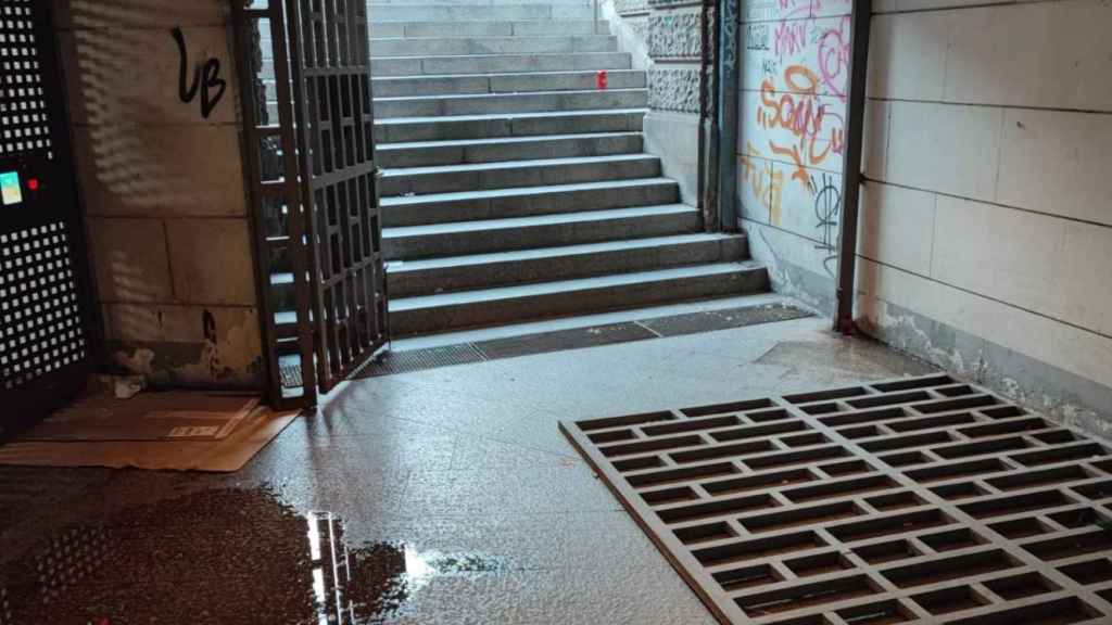 La puerta de hierro que ha caído sobre una empleada del metro en la estación de plaza Catalunya / CEDIDA