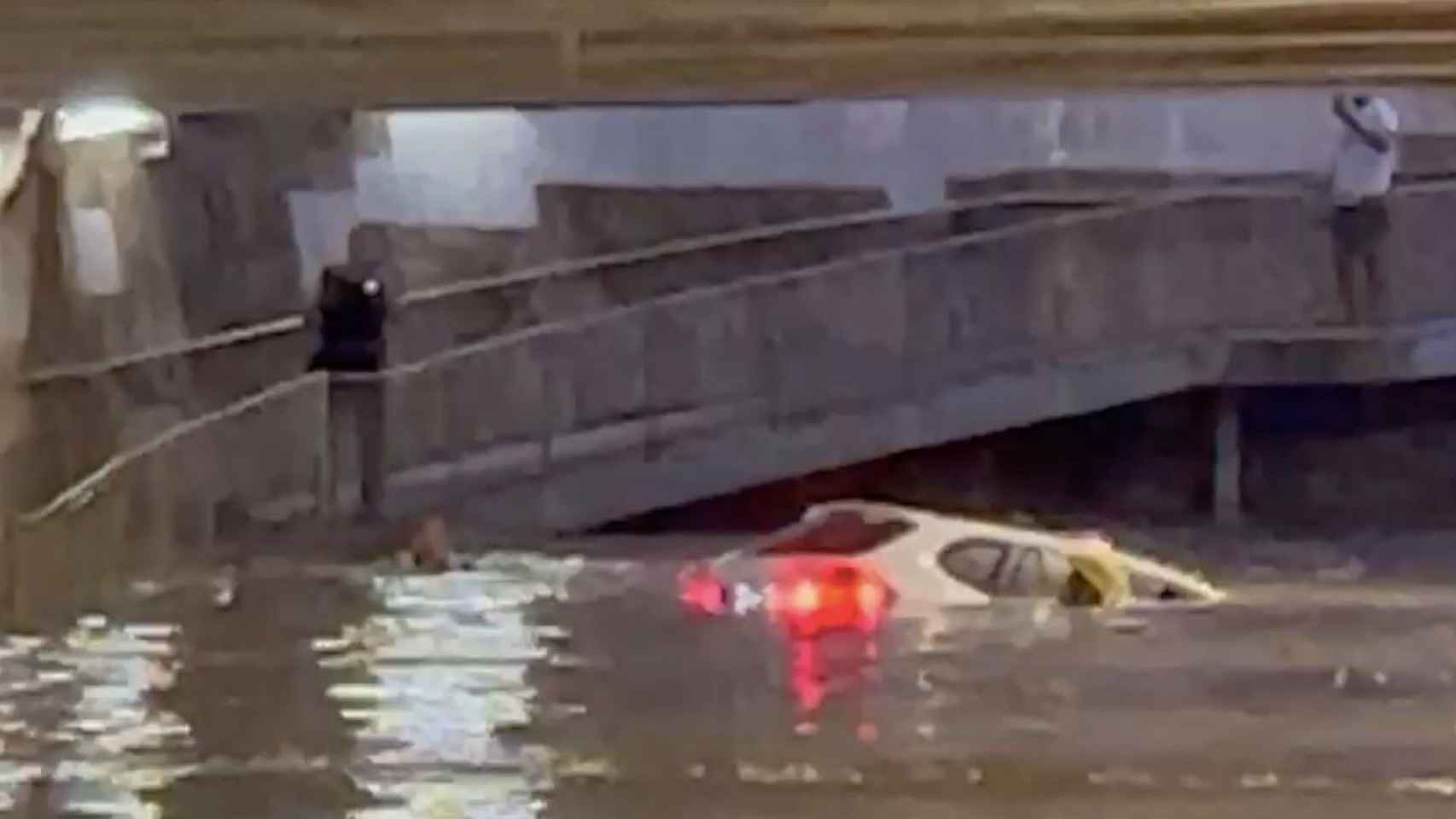 Rescate en Mataró de un hombre en un coche hundido / CEDIDA