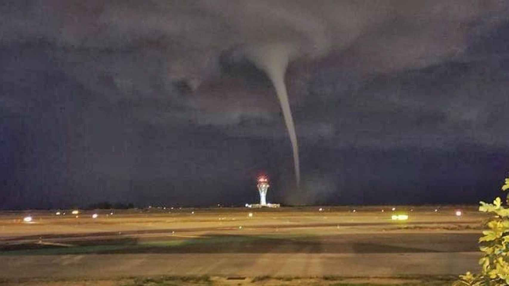 Espectacular manga marina sobre el aeropuerto de El Prat / @controladores