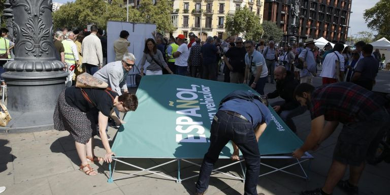 Participantes en la manifestación de Barcelona para que el castellano sea una lengua vehicular en la escuela / EFE - TONI ALBIR