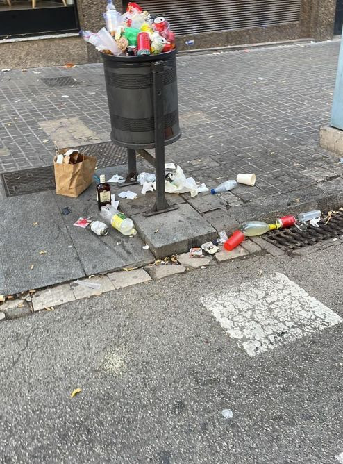 Una papelera desbordada en Sant Gervasi-Galvany / TWIITER MARILÉN BARCELÓ