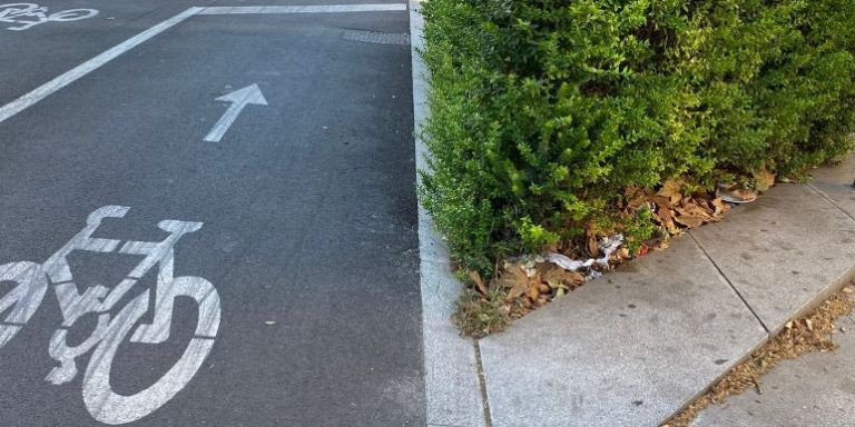 Suciedad junto al nuevo carril bici de la Meridiana / METRÓPOLI