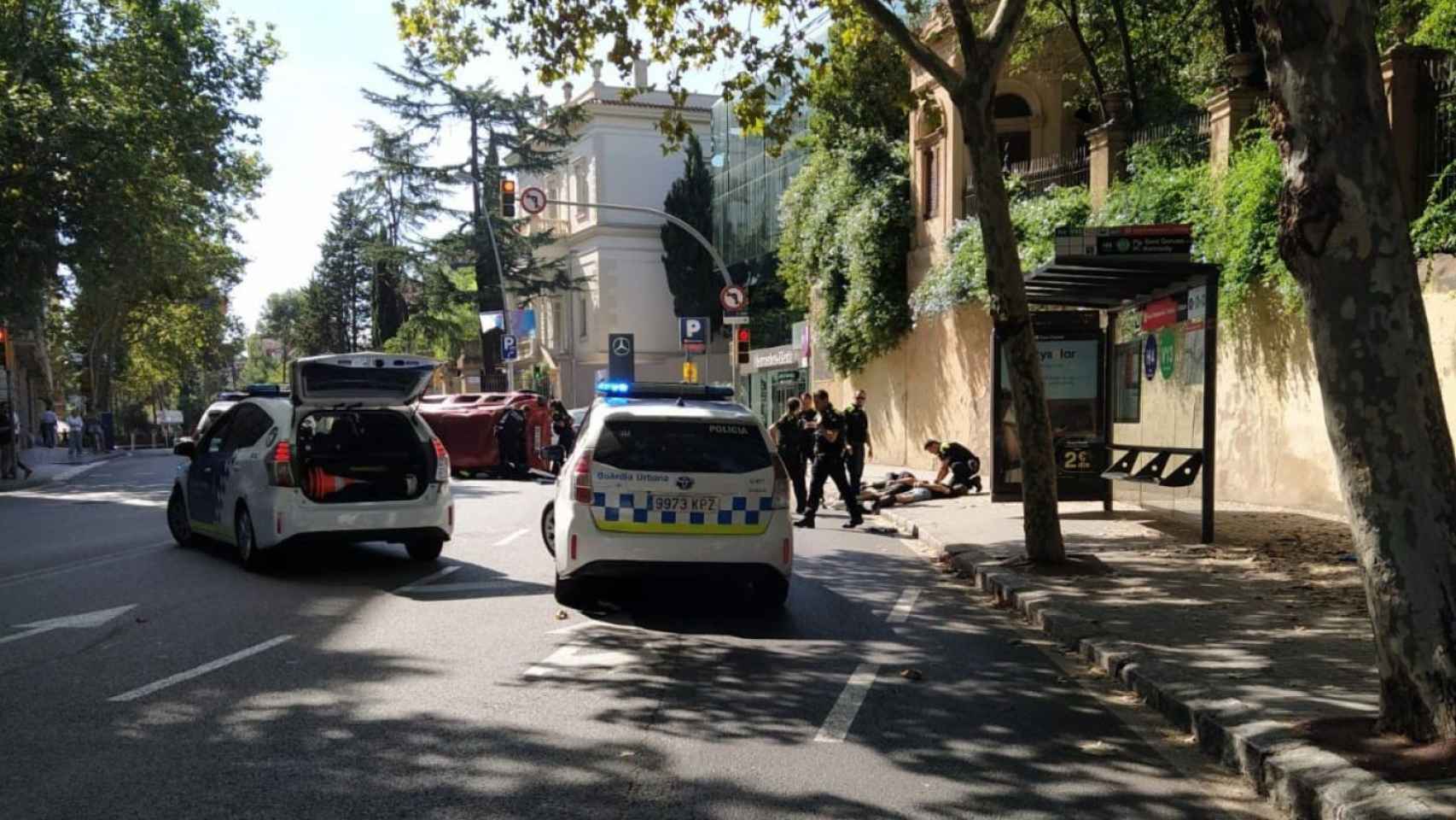 Agentes de la Guardia Urbana atienden a los pasajeros de la furgoneta que se ha dado a la fuga en Sant Gervasi / CEDIDA