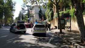 Agentes de la Guardia Urbana atienden a los pasajeros de la furgoneta que se ha dado a la fuga en Sant Gervasi / CEDIDA