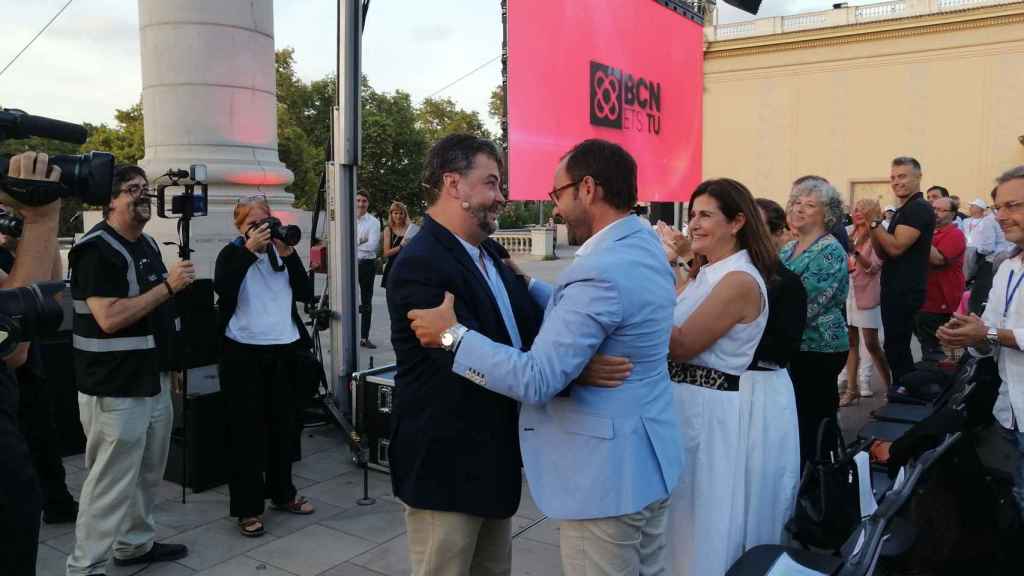 Daniel Vosseler, candidato por BCN Ets Tu, saludando a uno de los asistentes al acto de campaña / ANDONI BERNÁ