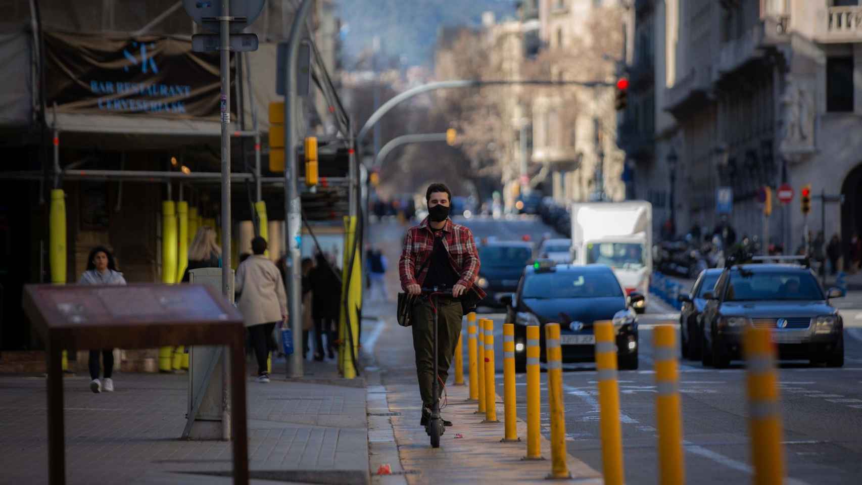 Usuario de patinete en vía Laietana / EUROPA PRESS