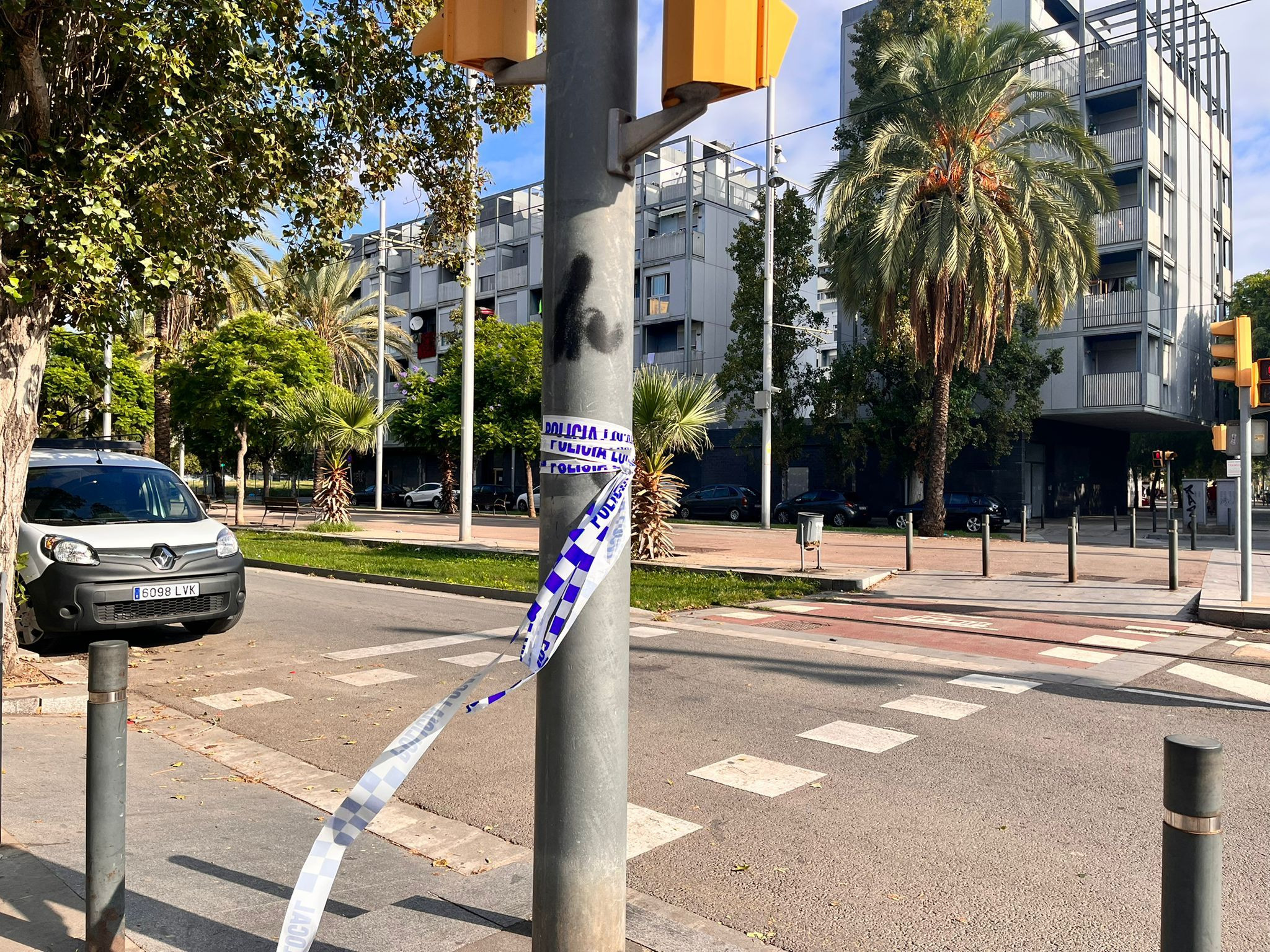 Un cordón policial en la rambla de La Mina por el asesinato de un hombre este lunes, 19 de septiembre / ÁNGELA VÁZQUEZ