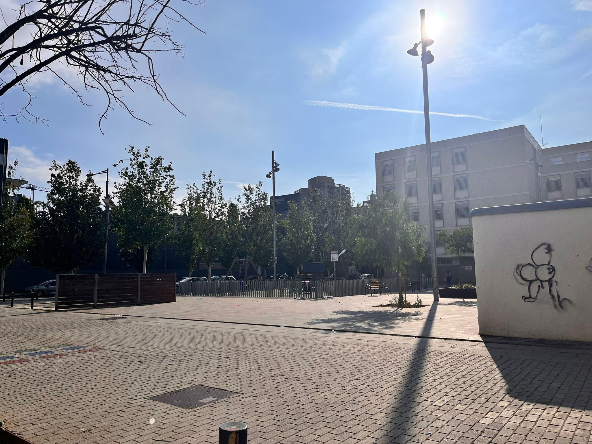 La plaza donde se ubica el CAP de La Mina, en Sant Adrià, donde este lunes intentaron salvarle la vida a Kiko / ÁNGELA VÁZQUEZ