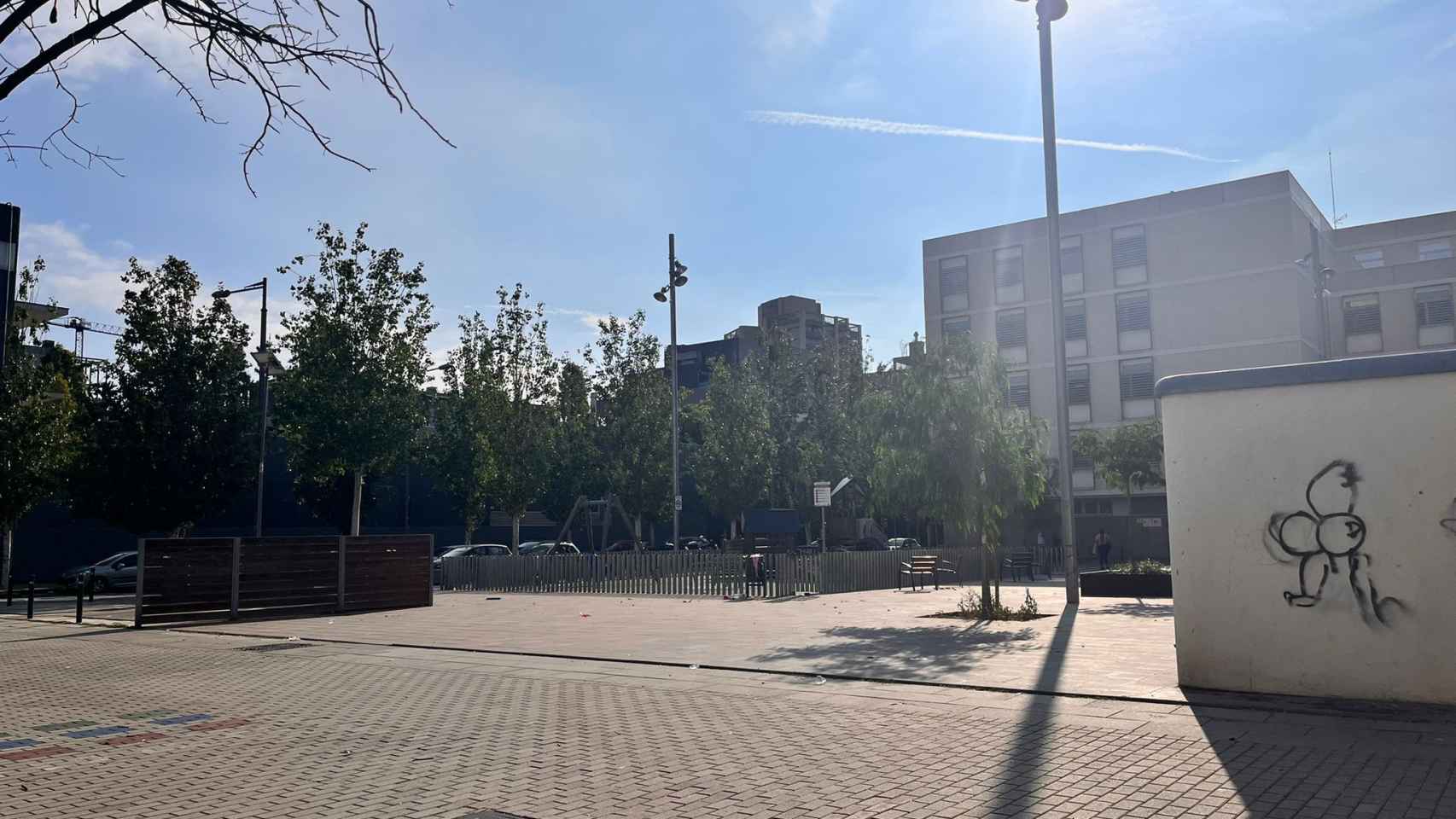 La plaza donde se ubica el CAP de La Mina, en Sant Adrià / ÁNGELA VÁZQUEZ