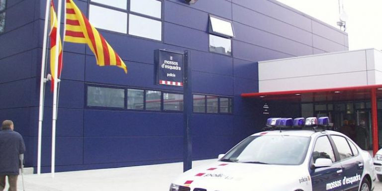 Exterior de la comisaría de los Mossos en Sant Adrià / ARCHIVO