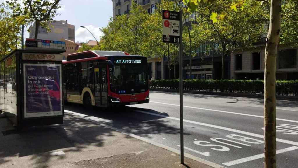 Un bus exprés X1 de TMB en la Gran Via / METRÓPOLI - JORDI SUBIRANA