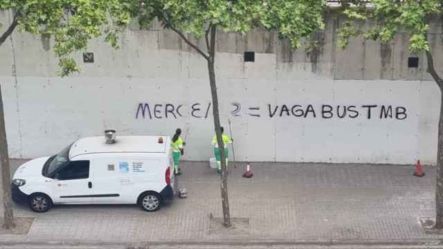 Operarios municipales borran una pintada de la huelga de bus / CGT