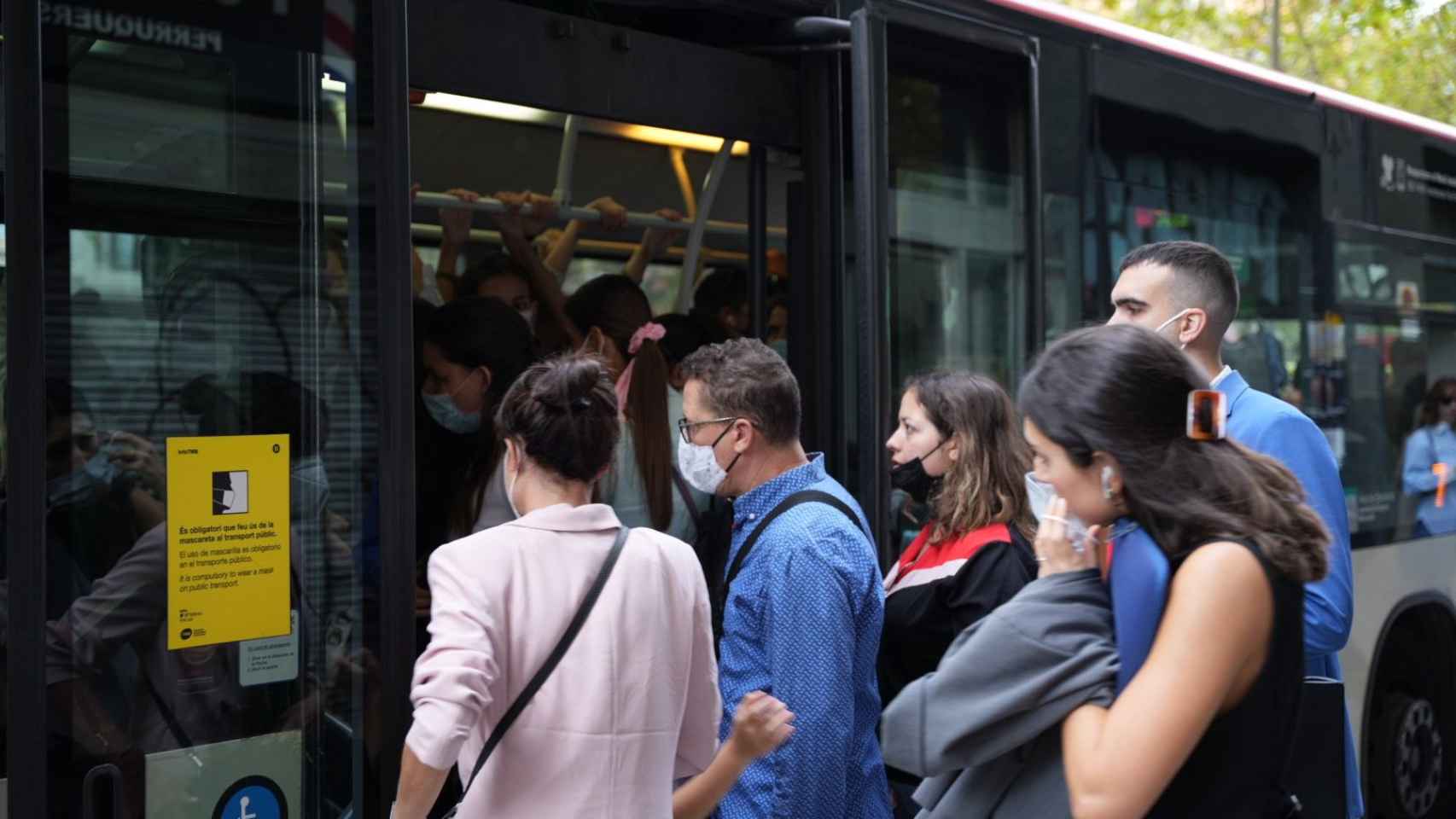 Un autobús a reventar durante el primer día de huelga de TMB en el centro de Barcelona / METRÓPOLI - Luis Miguel Añón