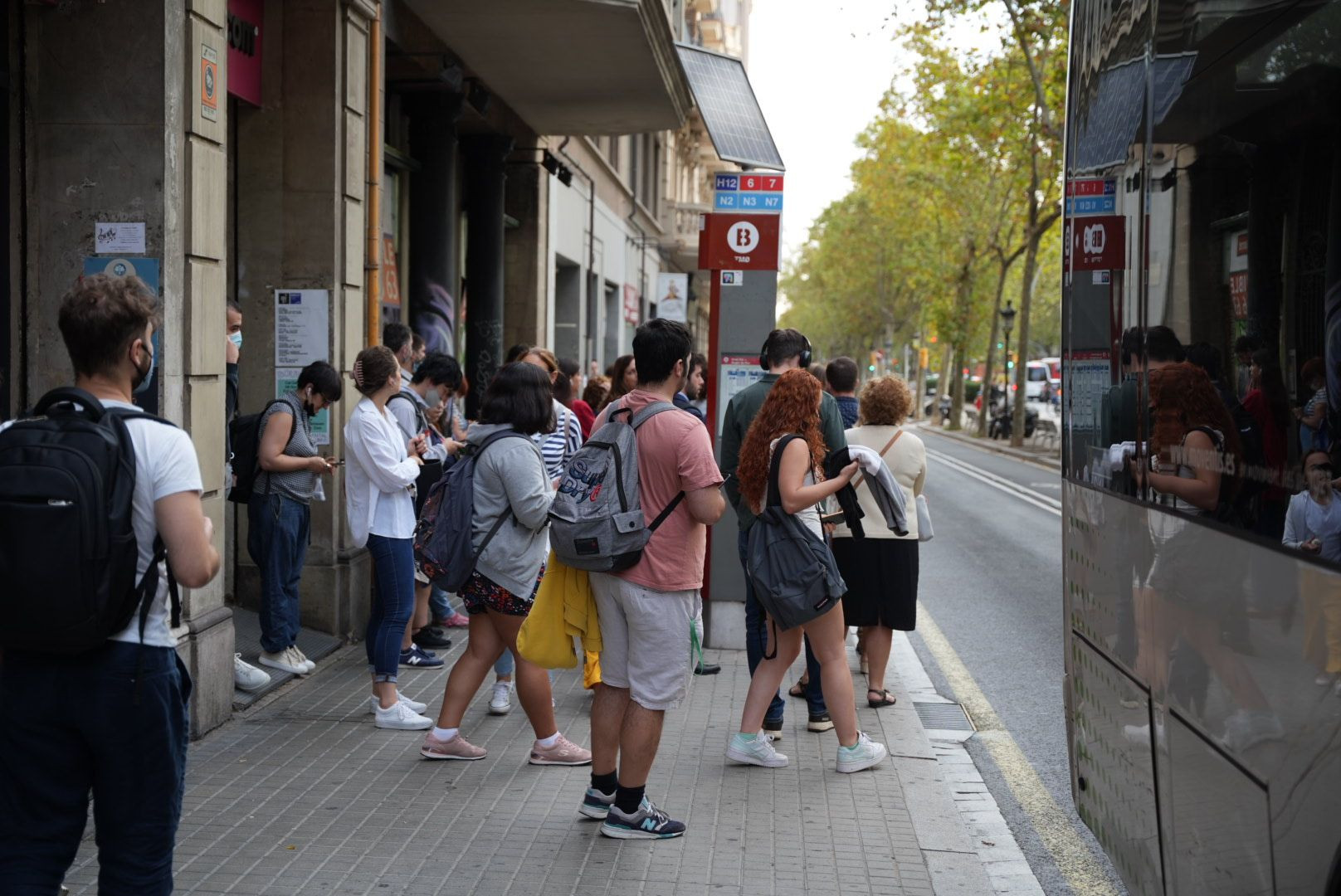 Colas en la Gran Via esperando un autobús / METRÓPOLI - Luis Miguel Añón