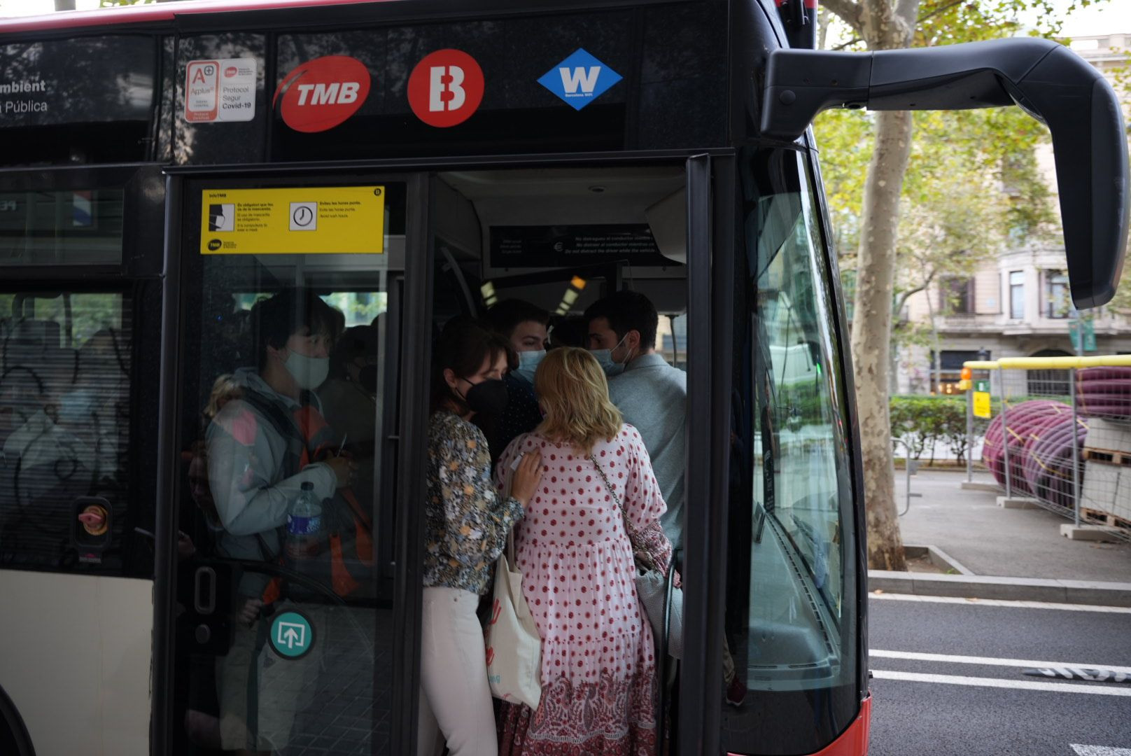 Entrada colapsada de un autobús de TMB por la huelga / METRÓPOLI - Luis Miguel Añón