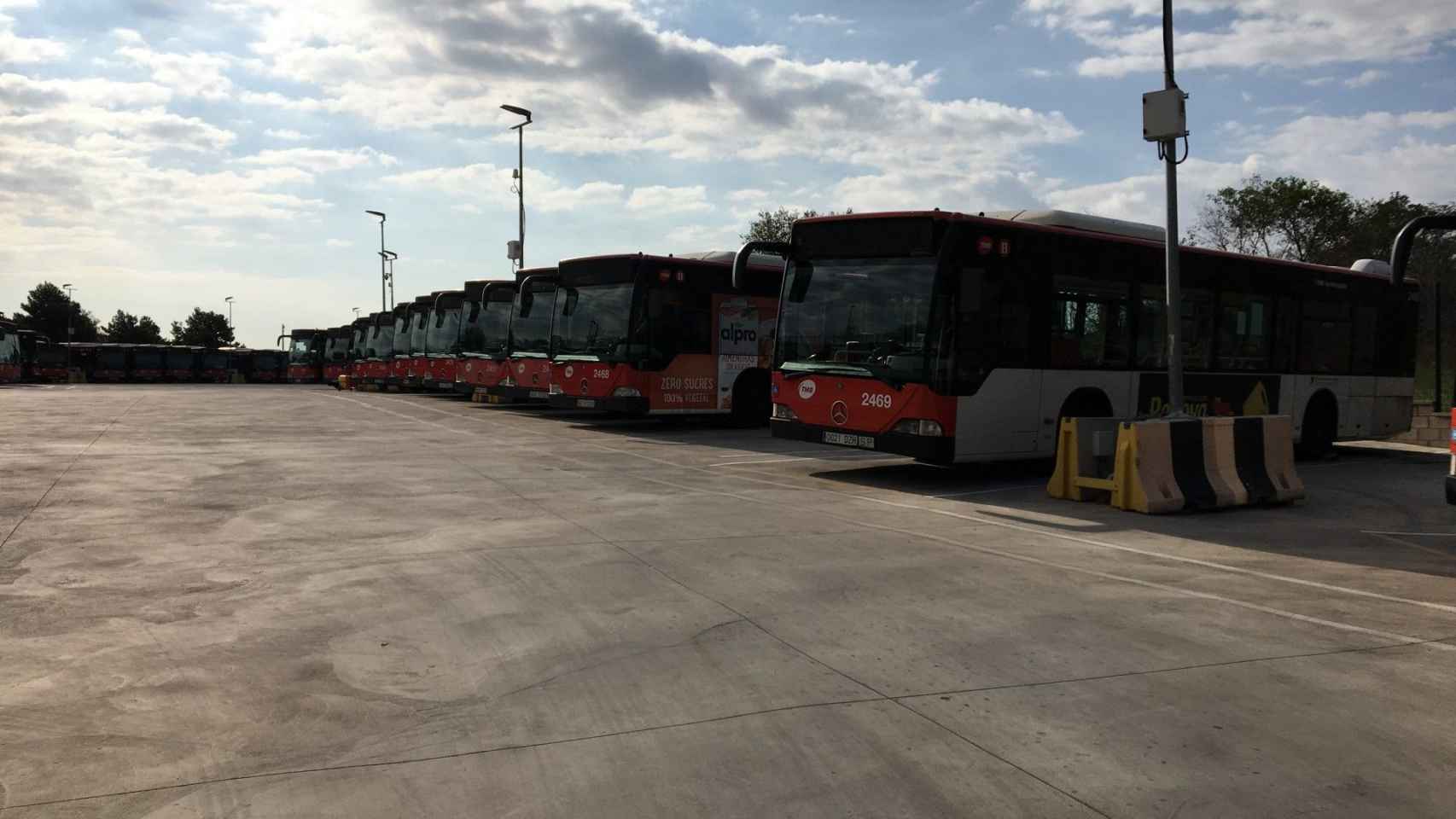 Autobuses estacionados en cocheras durante la huelga en Barcelona / METRÓPOLI - RP