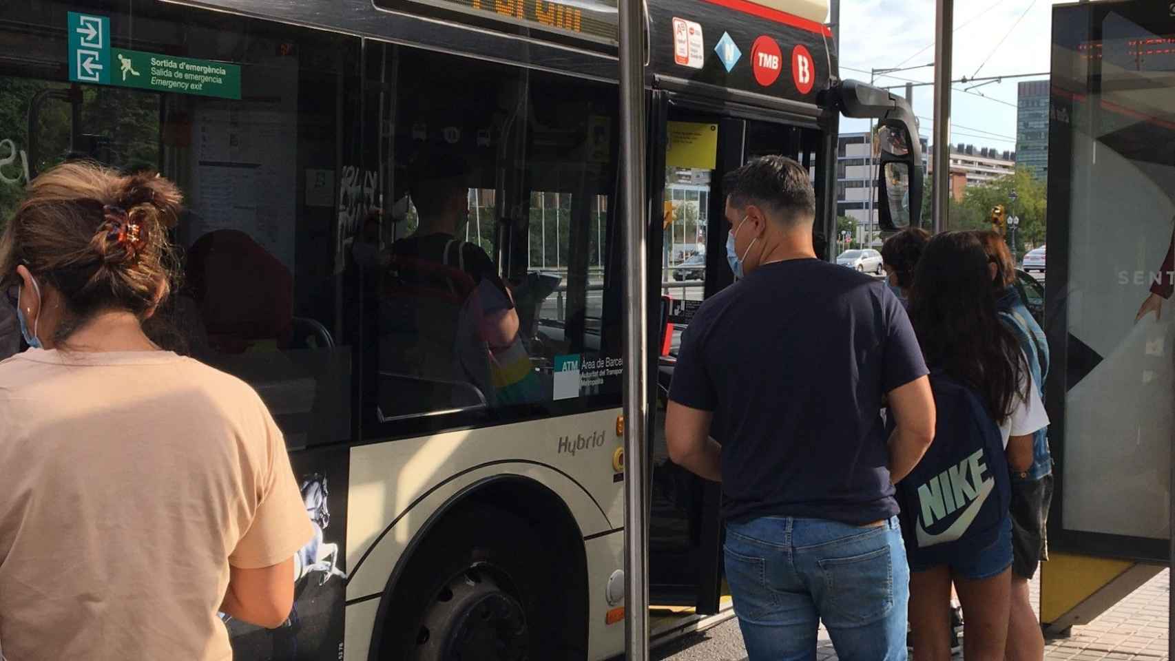 Usuarios suben a un bus en Barcelona