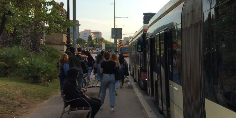 Pasajeros a la salida del bus en la avenida Diagonal / METRÓPOLI - RP