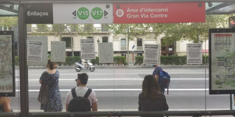 Carteles de la huelga de bus en una marquesina / JORDI SUBIRANA - METRÓPOLI