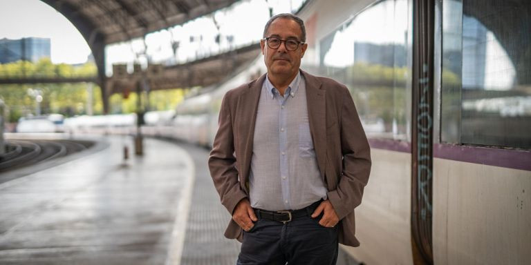 Pere Macias, en la estación de França, en la entrevista con 'Metrópoli' / LUIS MIGUEL AÑÓN (MA)