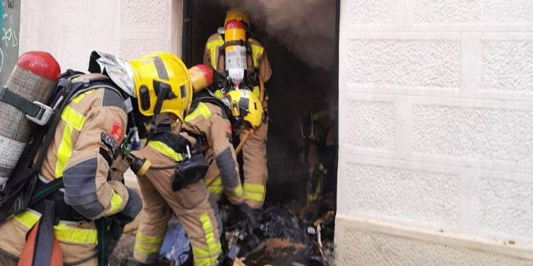 Bomberos durante el incendio en Collblanc-La Torrassa / BOMBERS