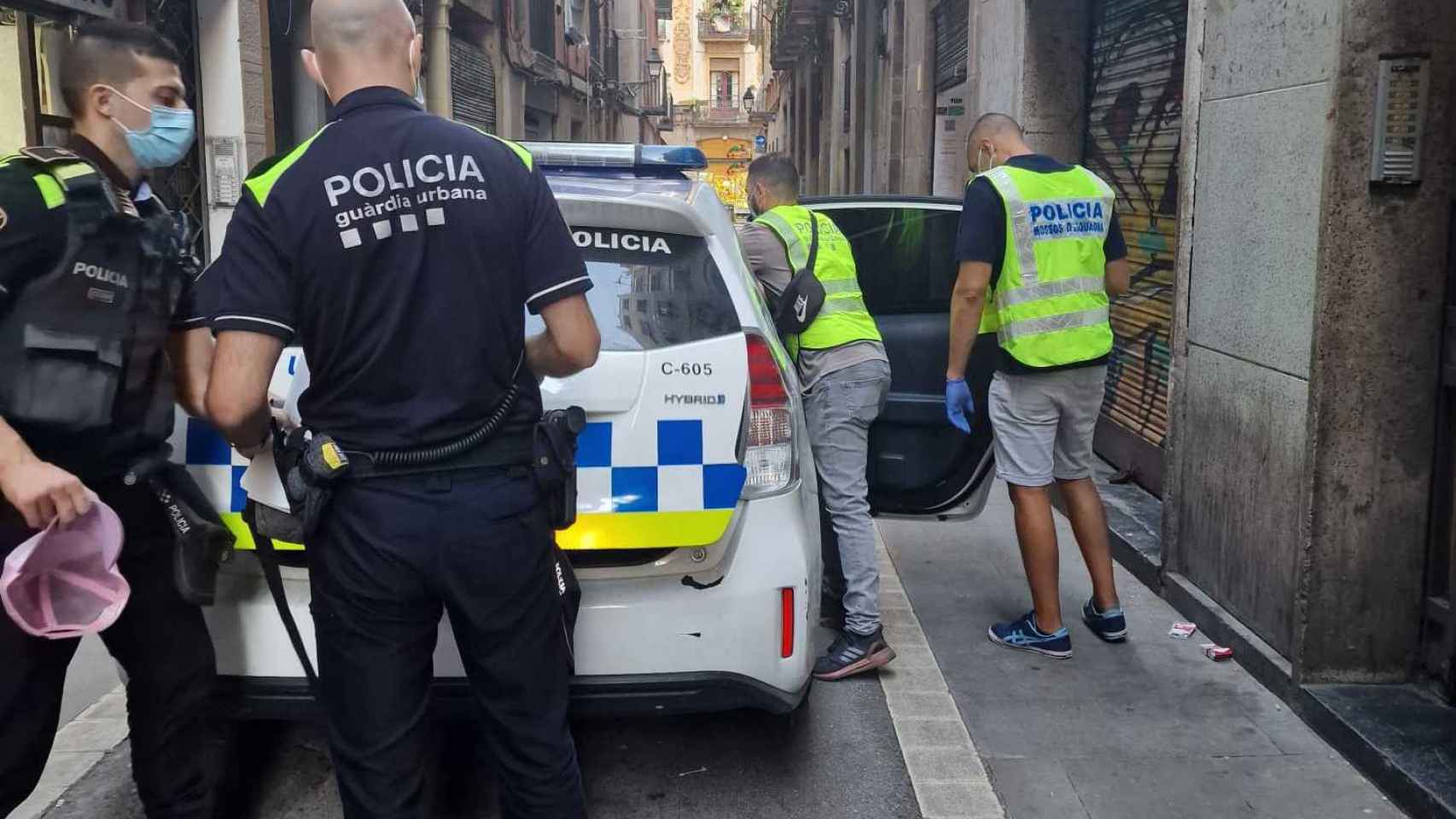 El hombre asaltó a su víctima y le arrancó la joya.