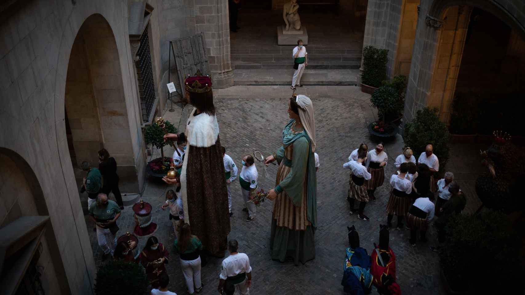 Gigantes y cabezudos durante la lectura del pregón de la Mercè 2021 / DAVID ZORRAKINO - EP