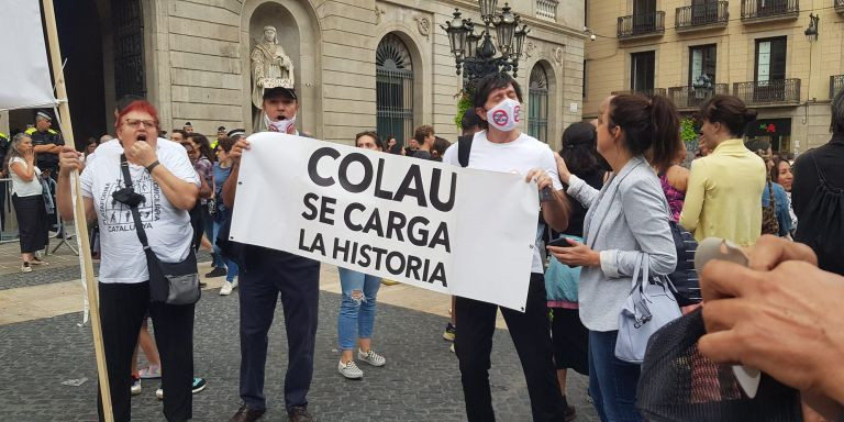 Grupos antiColau en la plaza Sant Jaume / FACEBOOK ANTICOLAU